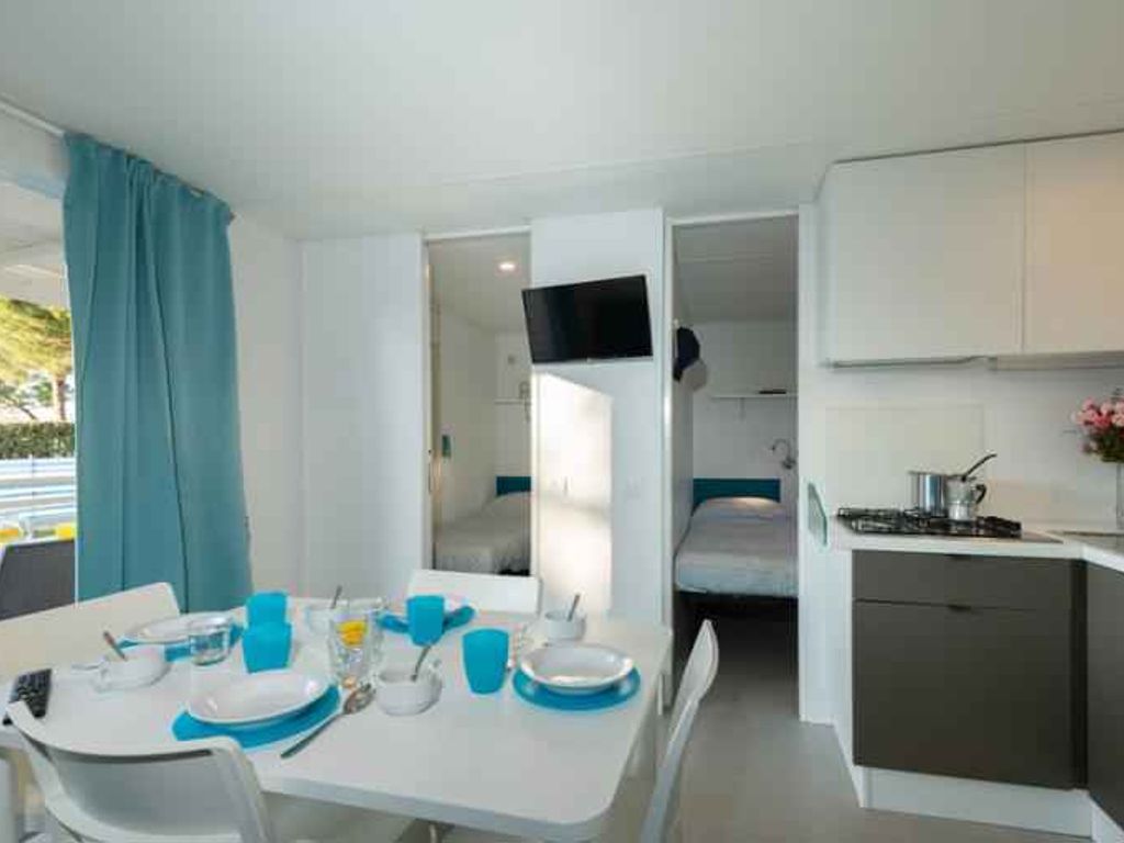 Mobilehome mit Klimaanlage und Holzveranda