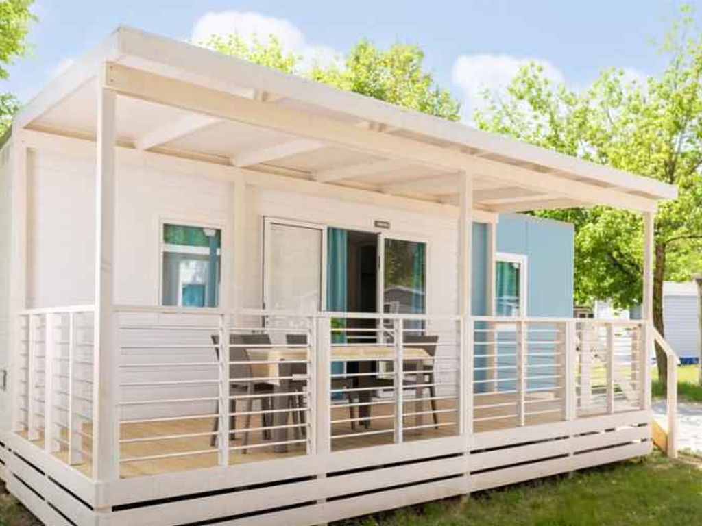 Mobilehome mit Klimaanlage und Holzveranda