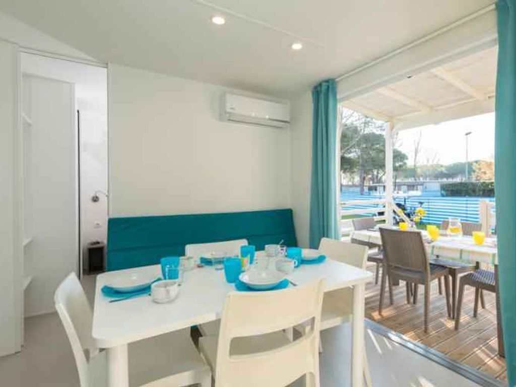 Mobilehome mit Klimaanlage und Holzveranda