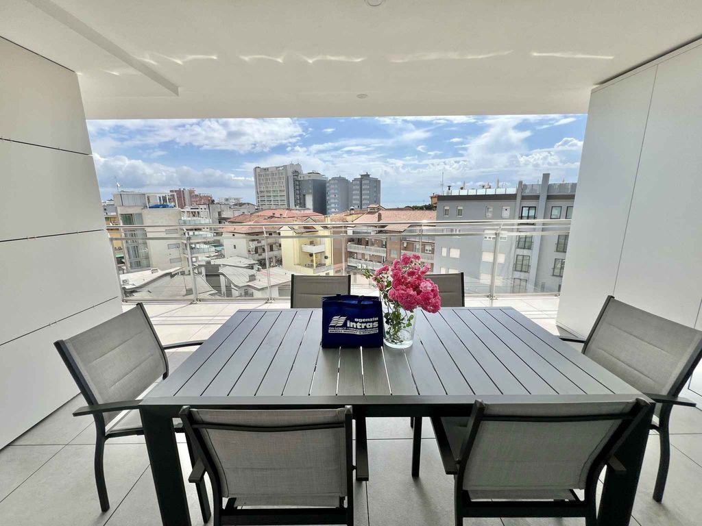 Ferienwohnung im Herzen von Lignano Sabbiadoro mit Balkon, Internet und Klimaanlage