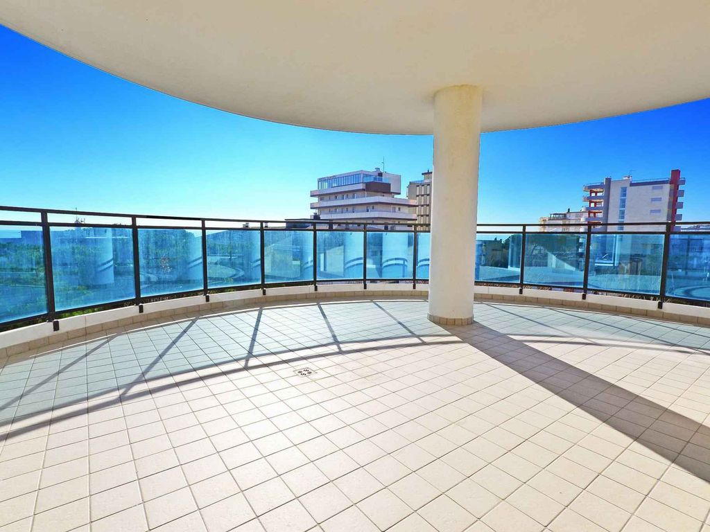 Ferienwohnung mit Klimaanlage und Balkon in der Nähe vom Strand