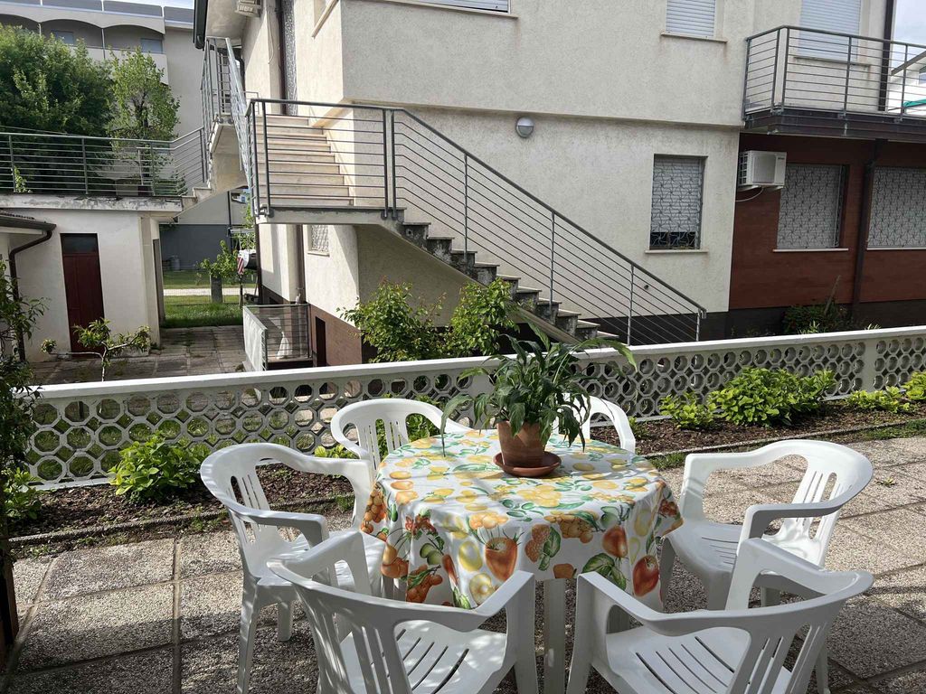 Ferienwohnung mit offener Terrasse und Klimaanlage
