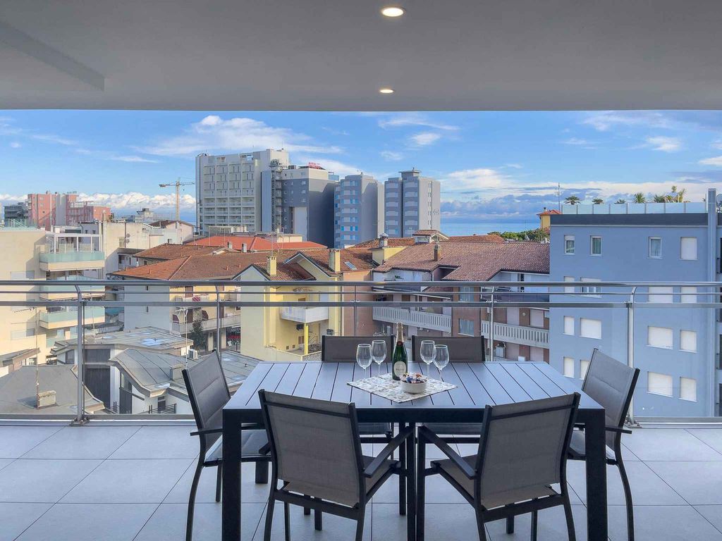 Ferienwohnung im Herzen von Lignano Sabbiadoro mit Balkon, Internet und Klimaanlage