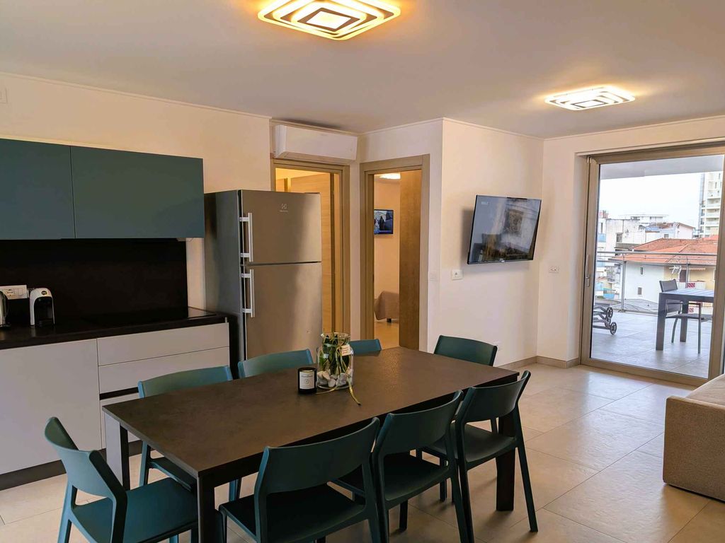 Ferienwohnung im Herzen von Lignano Sabbiadoro mit Balkon, Internet und Klimaanlage