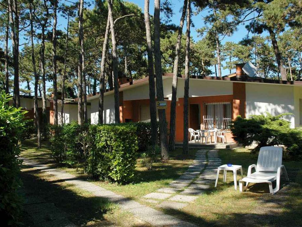 Ferienwohnung mit kleiner möblierter Terrasse