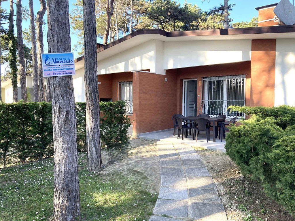 Ferienwohnung mit kleiner möblierter Terrasse