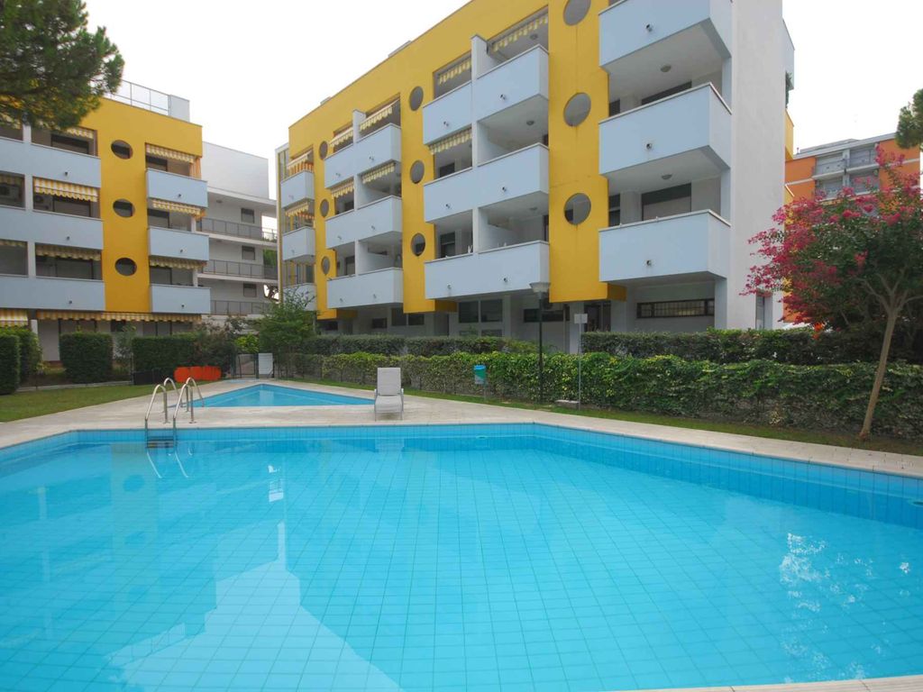 Ferienwohnung mit Pool und Balkon