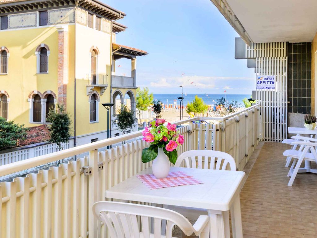 Ferienwohnung mit seitlichem Meerblick und Balkon