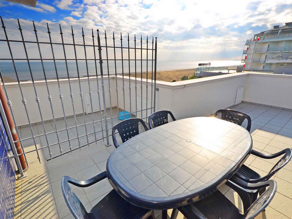 Ferienwohnung mit Balkon, Klimaanlage und Internet