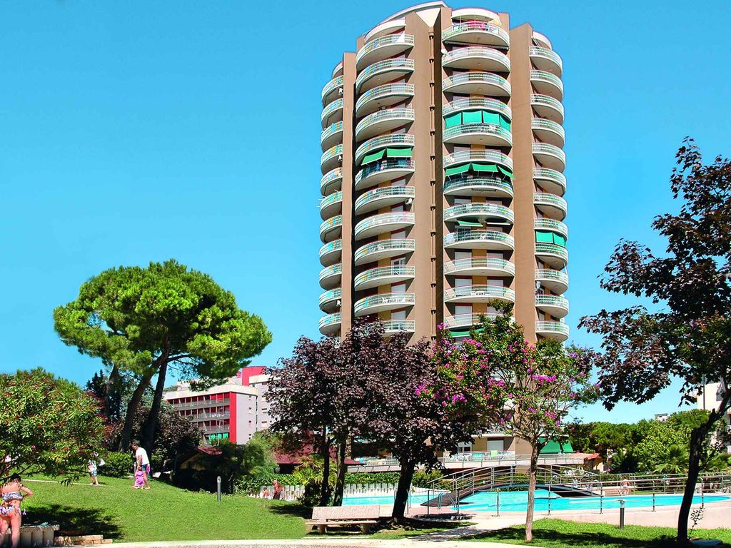 Ferienwohnung mit Pool und Balkon