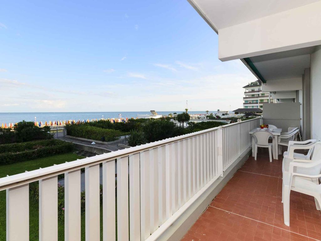 Ferienwohnung mit Klimaanlage und Pool direkt am Meer