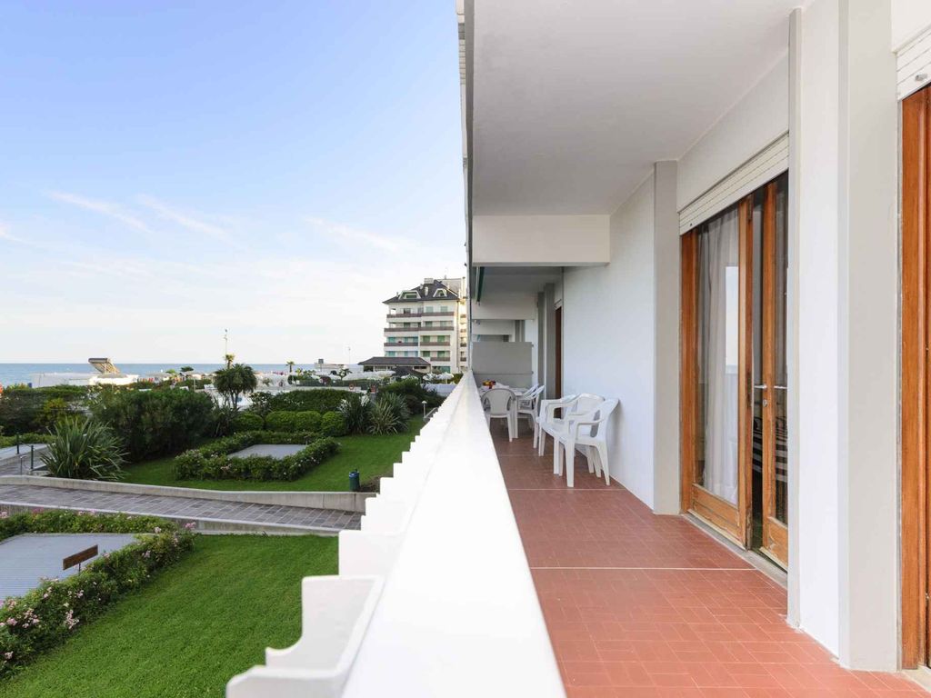 Ferienwohnung mit Klimaanlage und Pool direkt am Meer