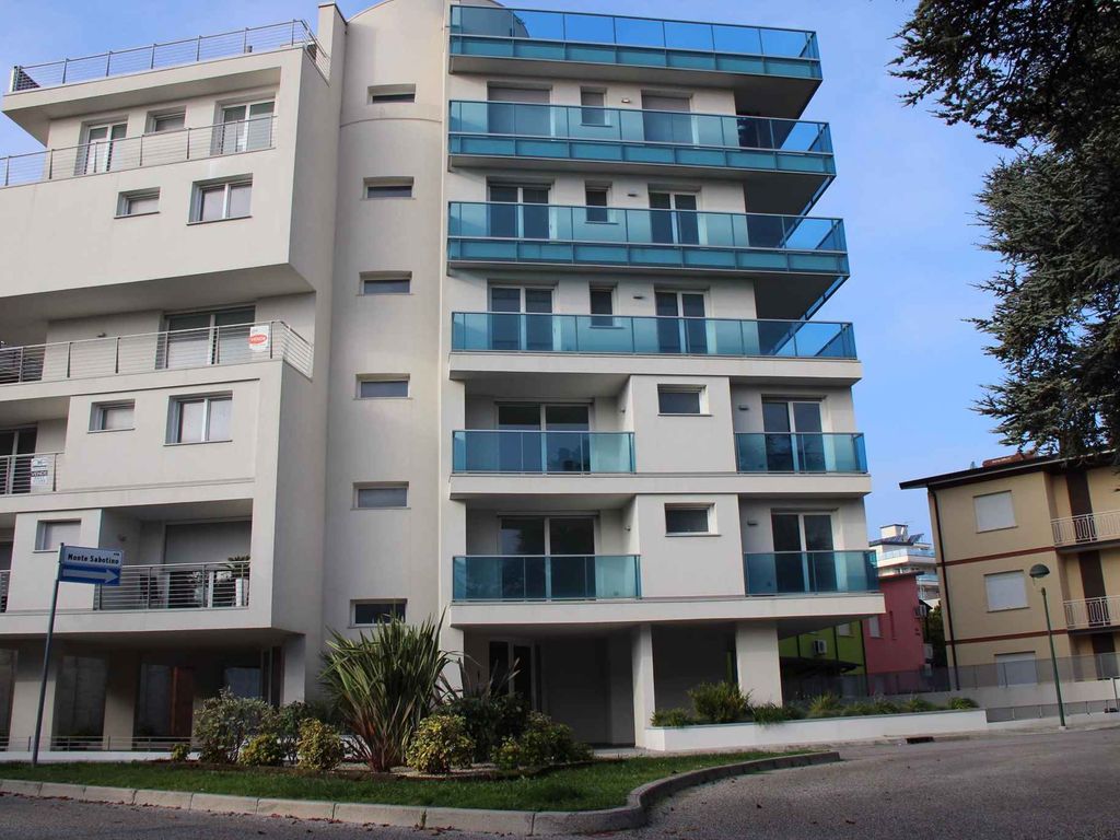 Ferienwohnung mit Balkon, Klimaanlage und Internet