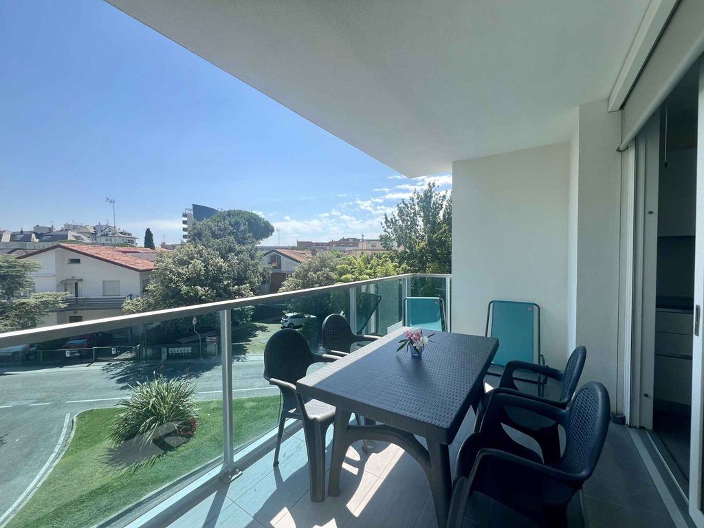 Ferienwohnung mit Balkon, Klimaanlage und Internet