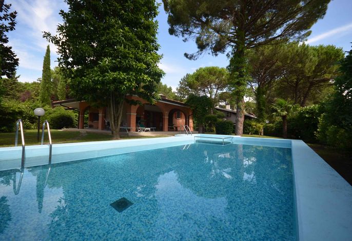 Villa mit Garten und Pool – Foto 5