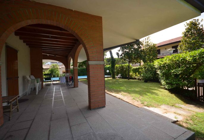 Villa mit Garten und Pool – Foto 3