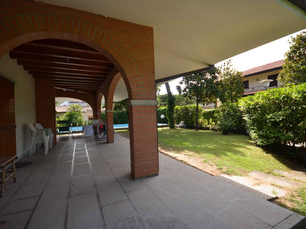 Villa mit Garten und Pool