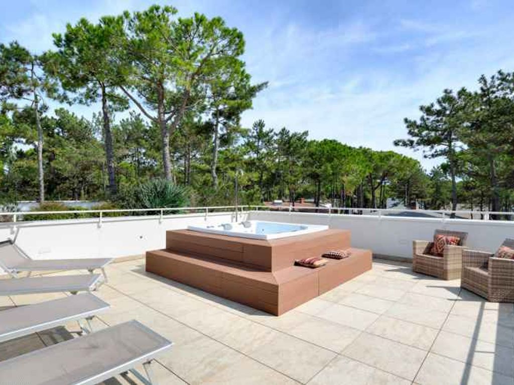 Villa mit Klimaanlage, Dachterrasse und Whirlpool