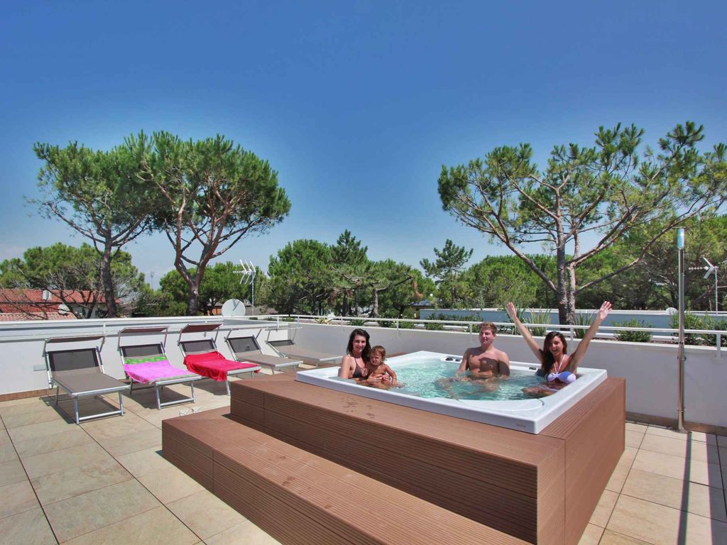 Villa mit Klimaanlage, Dachterrasse und Whirlpool