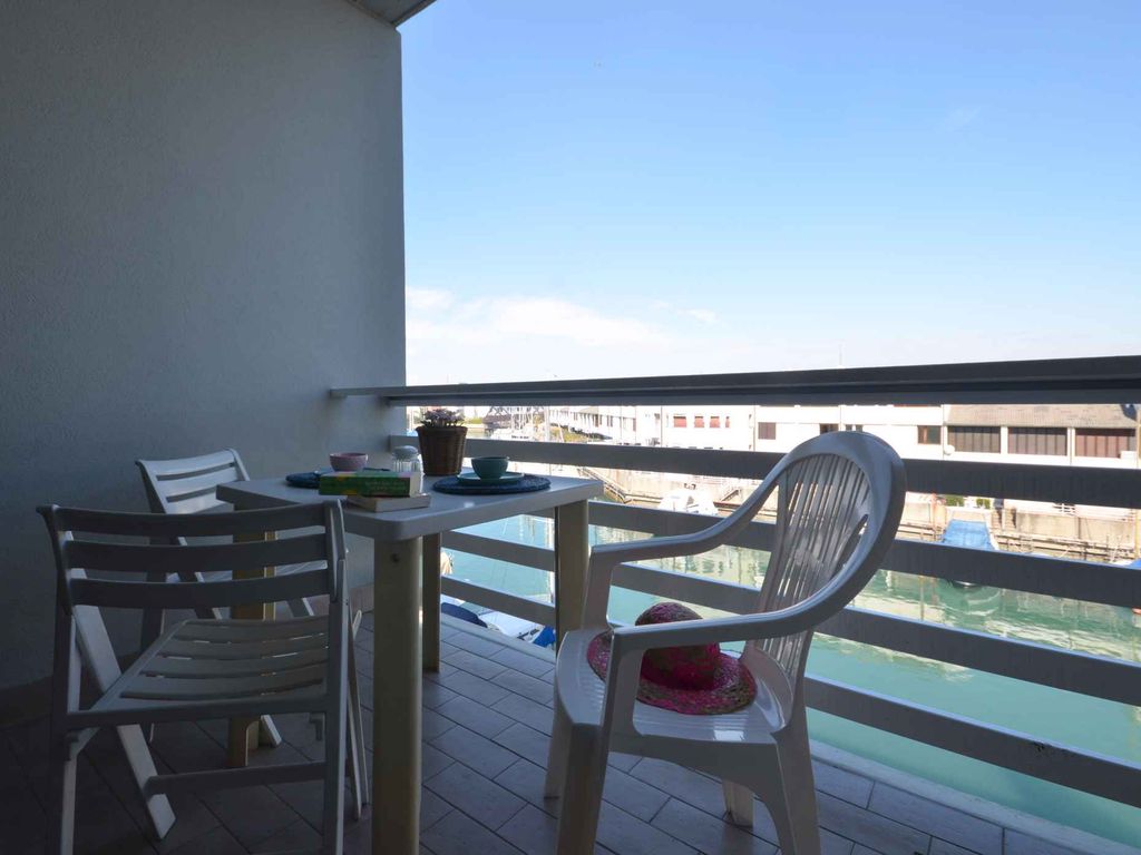 Studio mit Klimaanlage und Balkon