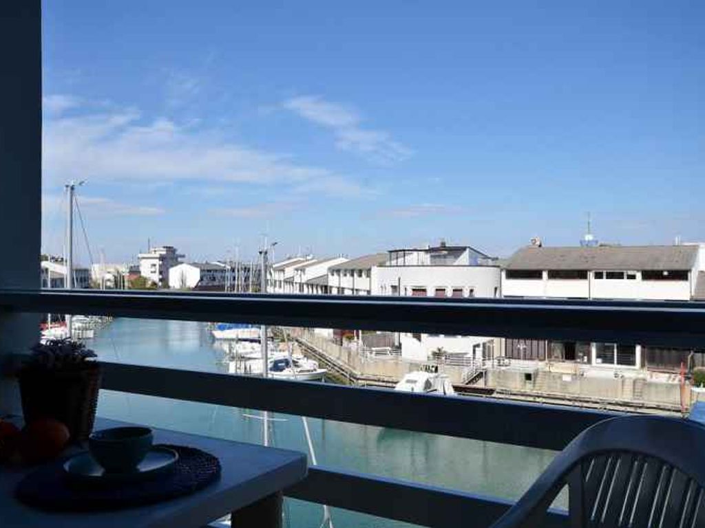Studio mit Klimaanlage und Balkon