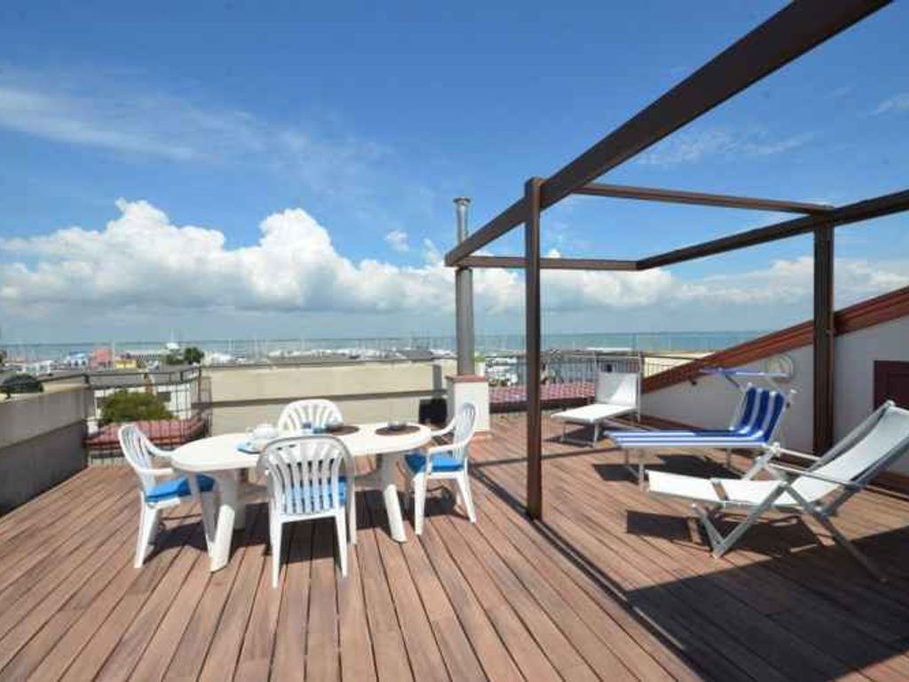 Ferienwohnung mit Klimaanlage, Balkon und Dachterrasse