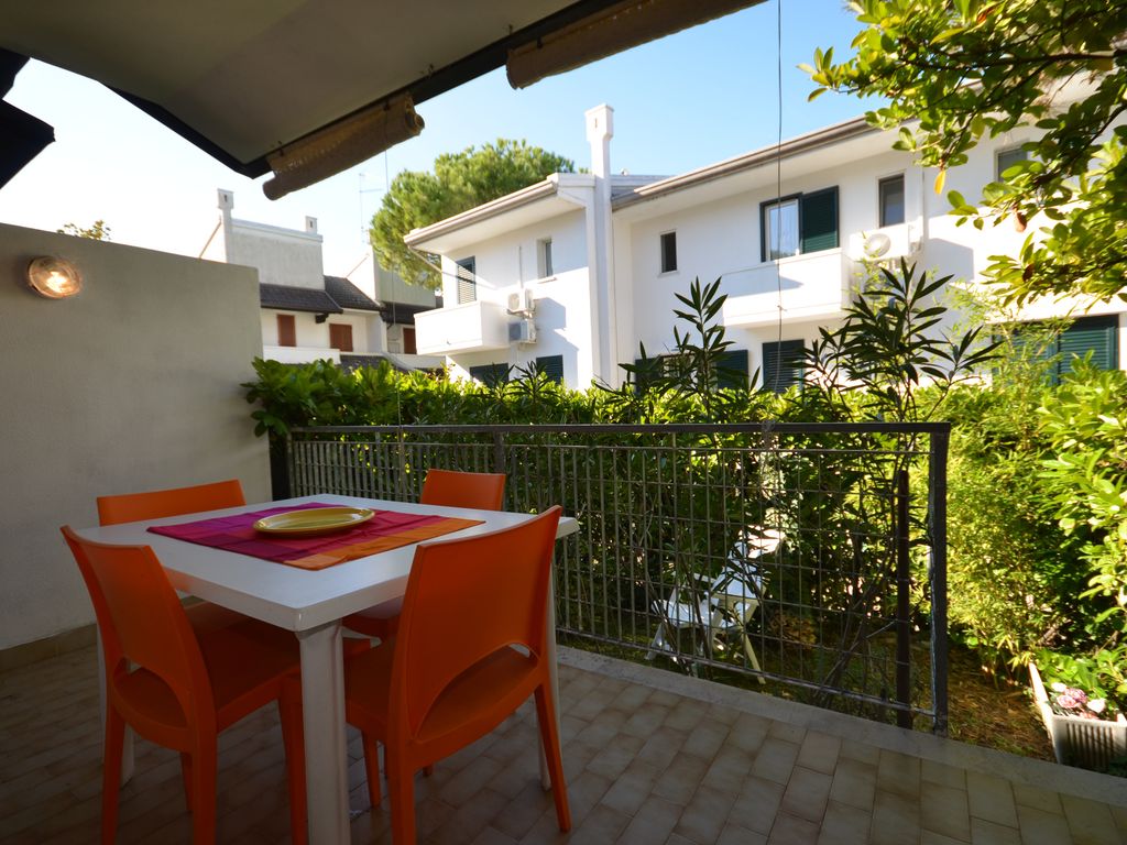 Villa mit Klimaanlage und Balkon