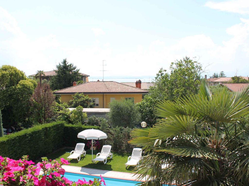 Ferienwohnung mit Balkon und Schwimmbad