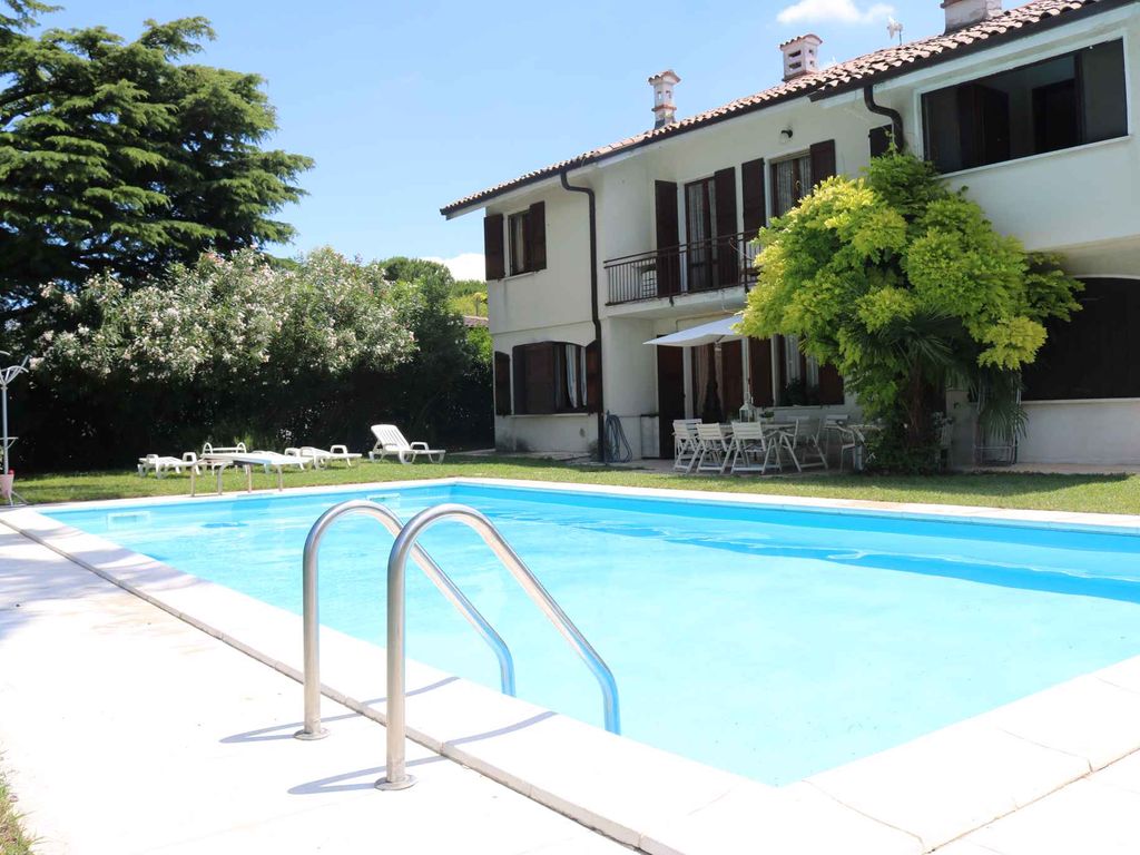 Ferienhaus mit Terrasse und Pool
