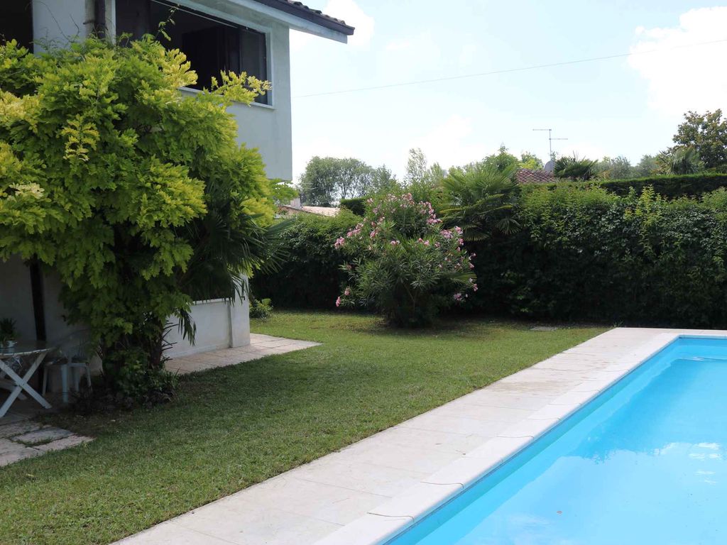 Ferienhaus mit Terrasse und Pool