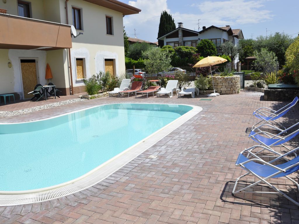Ferienwohnung mit Balkon und Schwimmbad