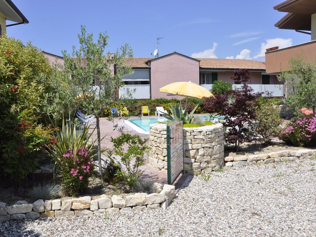 Ferienwohnung mit Balkon und Schwimmbad