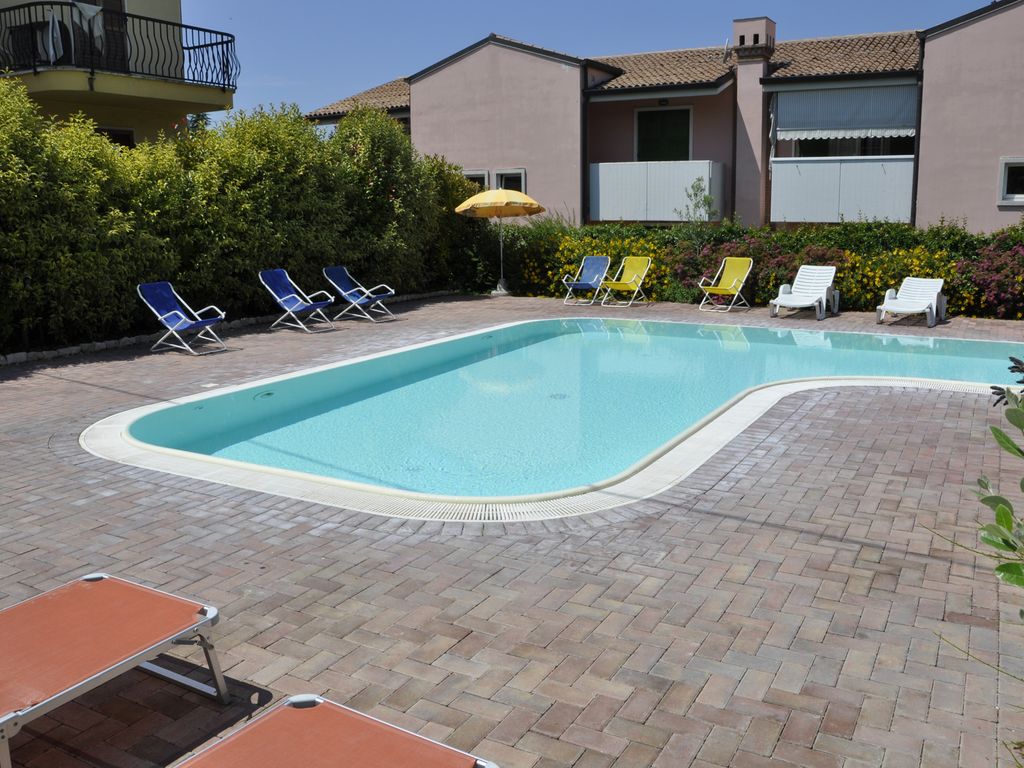 Ferienwohnung mit Balkon und Schwimmbad