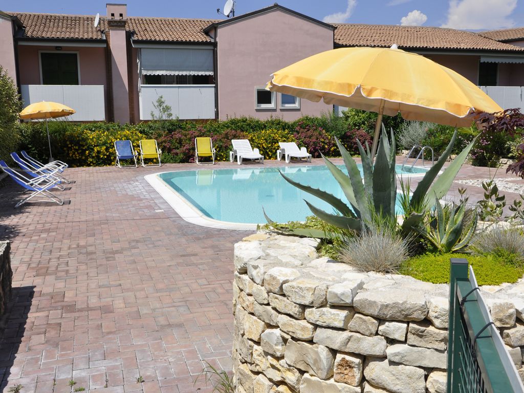 Ferienwohnung mit Balkon und Schwimmbad