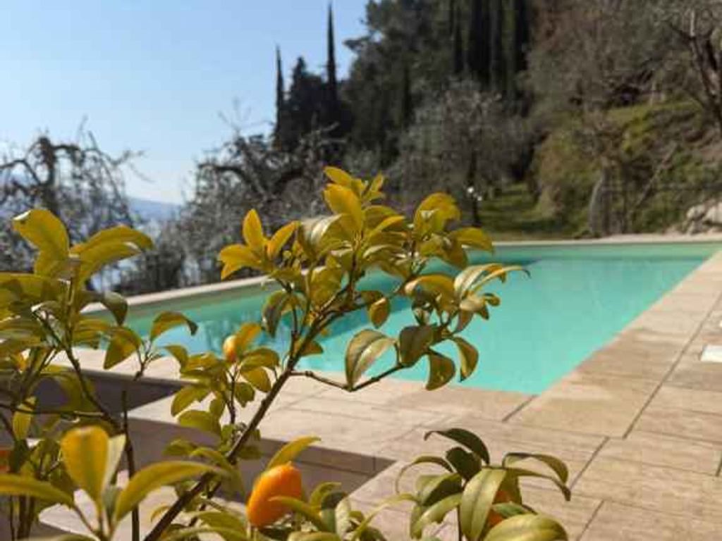 Ferienwohnung mit Seeblick, Pool und Klimaanlage
