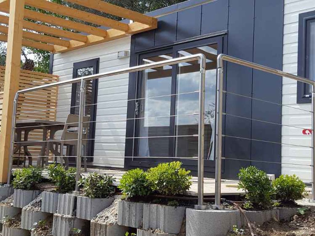Mobilehome mit halbüberdachter Holzterrasse