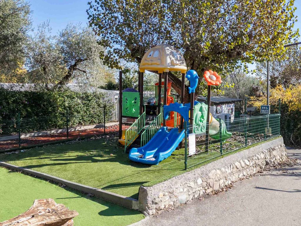 Mobilehome mit halbüberdachter Holzterrasse