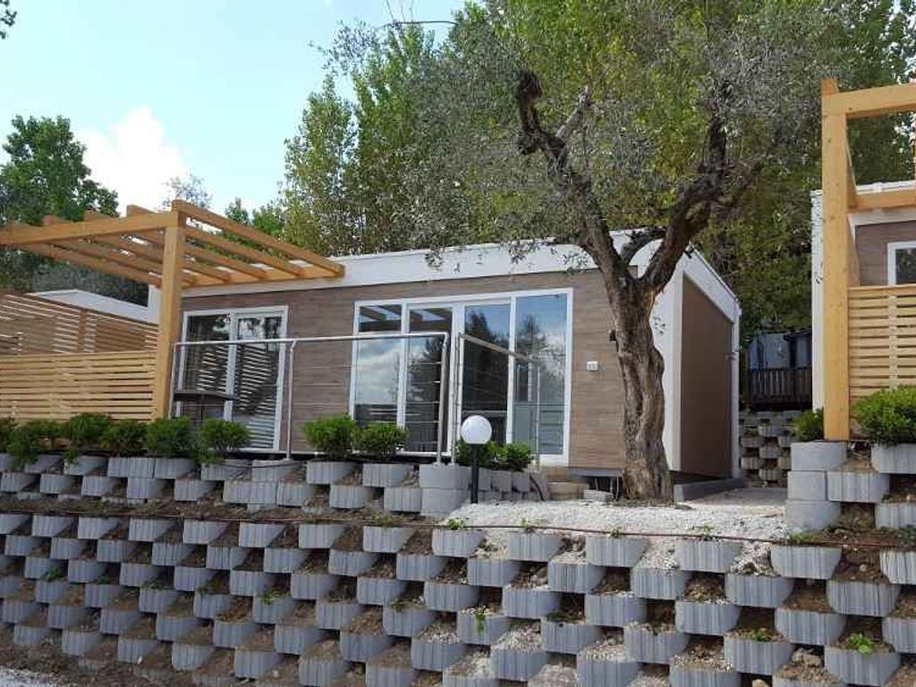 Mobilehome mit Holzterrasse