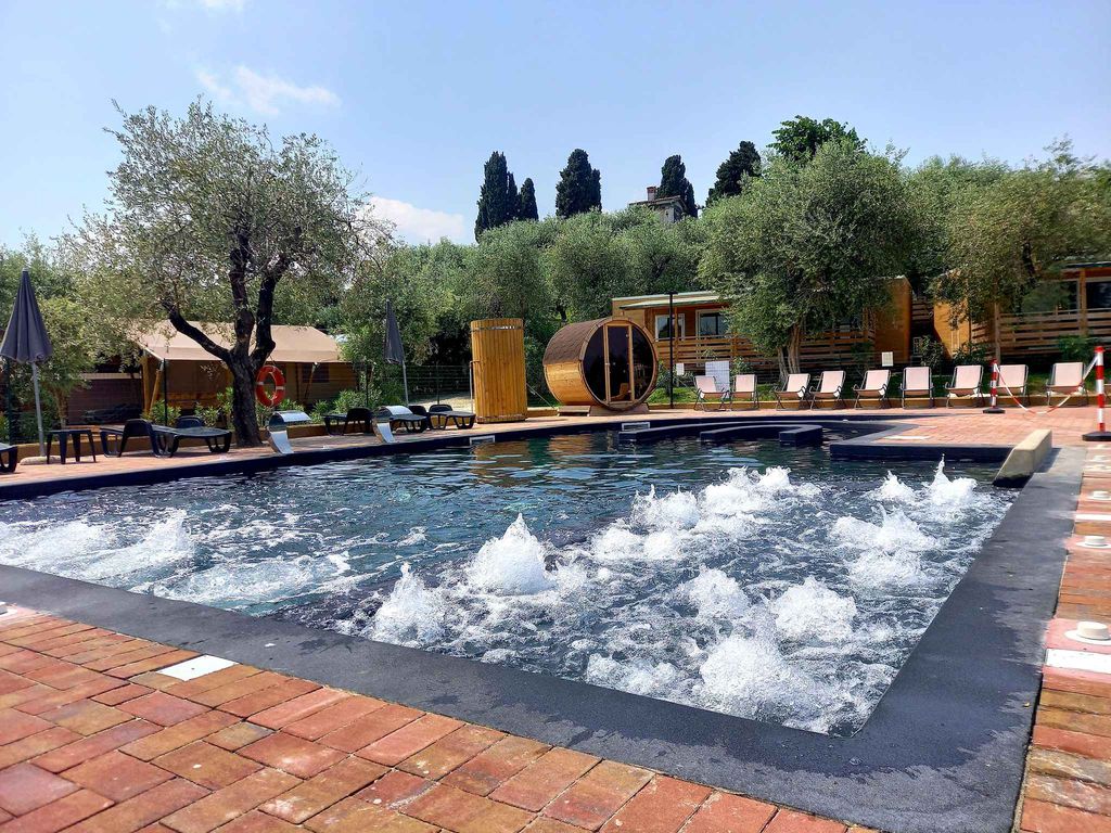 Mobilehome mit Terrasse, Pool und Klimaanlage