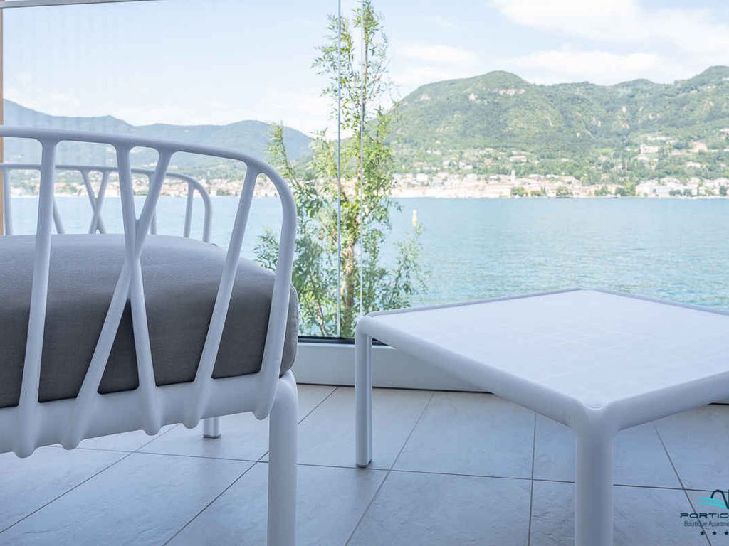 Ferienwohnung mit Balkon und Seeblick