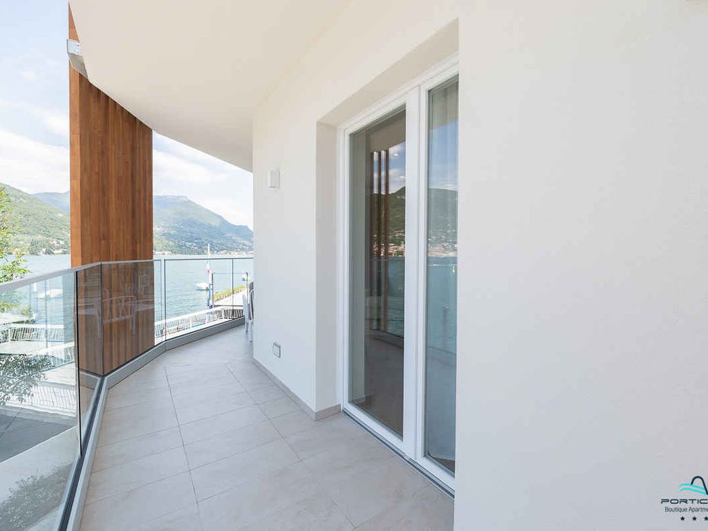 Ferienwohnung mit Balkon und Seeblick