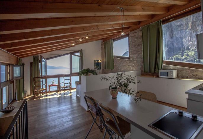 Studio rustikal eingerichtet, mit Blick auf See und mit Terrasse