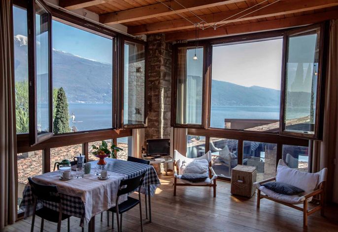 Studio rustikal eingerichtet, mit Blick auf See und mit Terrasse