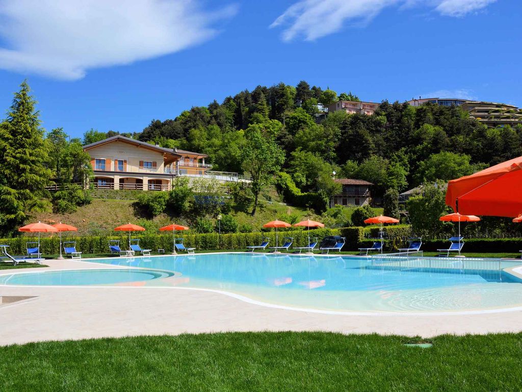 Ferienwohnung mit Pool und Balkon mit Seeblick