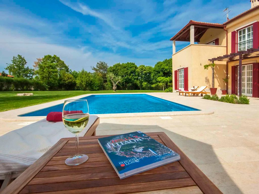 Villa mit Swimmingpool und Nutzung von Sportplätzen