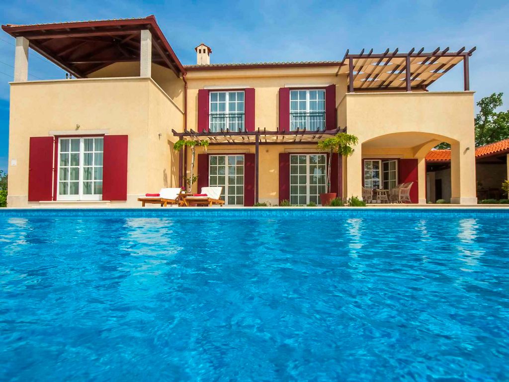 Villa mit Swimmingpool und Nutzung von Sportplätzen