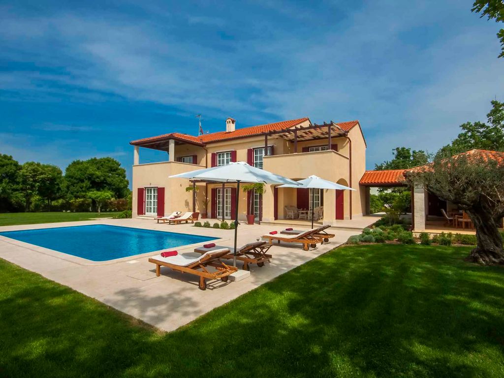 Villa mit Swimmingpool und Nutzung von Sportplätzen