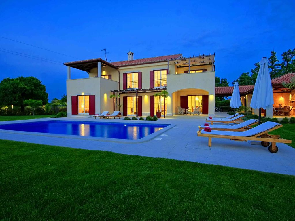 Villa mit Swimmingpool und Nutzung von Sportplätzen