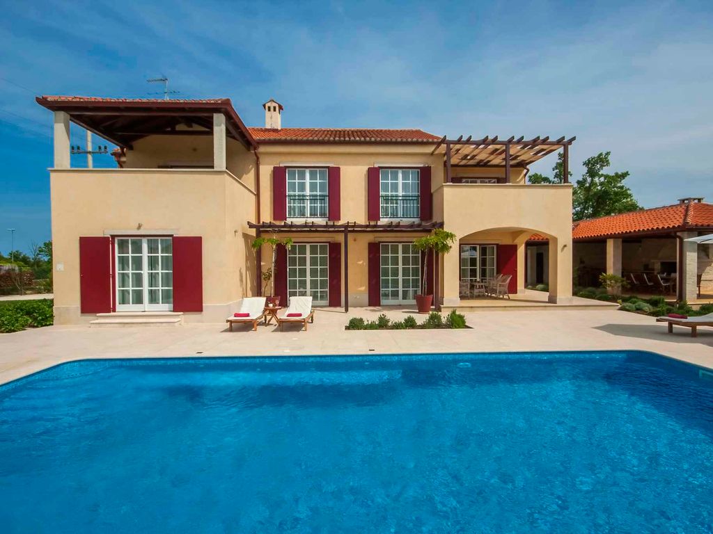 Villa mit Swimmingpool und Nutzung von Sportplätzen