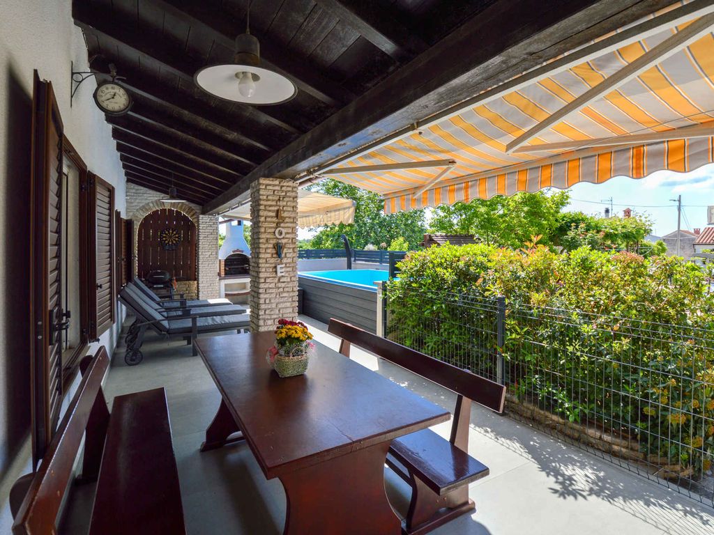 Ferienhaus mit Pool und Grill
